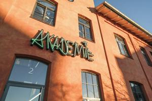 Akademie der Bildenden Künste Kolbermoor | Acryl, Aquarell, Collage, Drucken, Eitempera, Encaustic, Fotografie - analog, Fotografie - digital, Gouache, Harz | Resin, Kalligrafie, klassische Malerei, Kohle, kreatives Schreiben, Mischtechnik / Mixed Media, Modellieren, Monotypie, Öl, Papier, Pastellkreide, Pigmente, Resin, ResinArt, Steinbildhauerei, Struktur, Ton, Tusche, Zeichnen Akademie der Bildenden Künste Kolbermoor | Acryl, Aquarell, Collage, Drucken, Eitempera, Encaustic, Fotografie - analog, Fotografie - digital, Gouache, Harz | Resin, Kalligrafie, klassische Malerei, Kohle, kreatives Schreiben, Mischtechnik / Mixed Media, Modellieren, Monotypie, Öl, Papier, Pastellkreide, Pigmente, Resin, ResinArt, Steinbildhauerei, Struktur, Ton, Tusche, Zeichnen