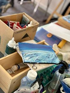 „Der besondere Reiz kleiner Welten“  Kleinformate-Acrylkurs mit Hinrich JW Schüler  21.04. – 24.04.2026 | Acryl, Aquarell, Bleistift, Struktur, Fineliner, Buntstift, Aquarellstifte