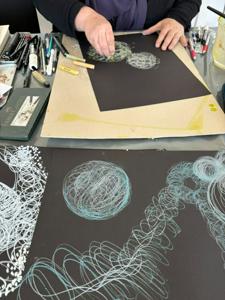  „Freude am Zeichnen - Abstraktes Skizzieren“ der etwas ANDERE Zeichenkurs:  mit Hinrich Schüler; 17.04. - 20.04.2026 | Zeichnen, Mischtechnik / Mixed Media, Pigmente, Bleistift, Kreide, Buntstift, Aquarellstifte